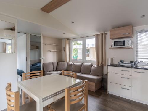 Saint-Julien-en-Born House | Mobil-home 6 pers, camping 3 étoiles à 5km de l'océan, piscine chauffée, activités familiales - FR-1-50-144