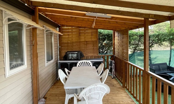 La Roque-d'Antheron Apartment | Mobile Home 'La Roque 139' with Shared Pool, Private Terrace and Air Conditioning