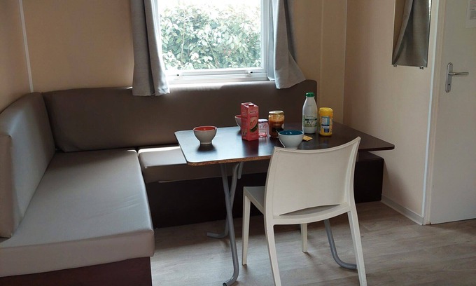 La Roque-d'Antheron RV Rental | Mobile Home 'Le 154 Aux Iscles' with Shared Pool, Private Terrace and Air Conditioning