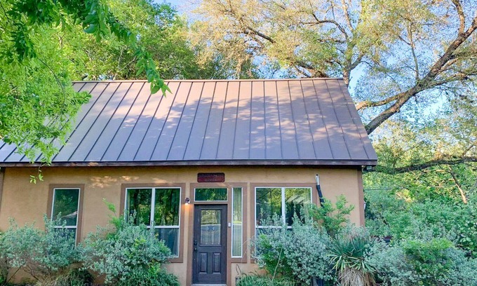 New Braunfels Cabin | Mockingbird Lodge Treehouse