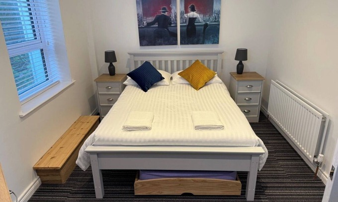 Portrush Apartment | Modern Split-Level 2-Bed Apartment with Balcony