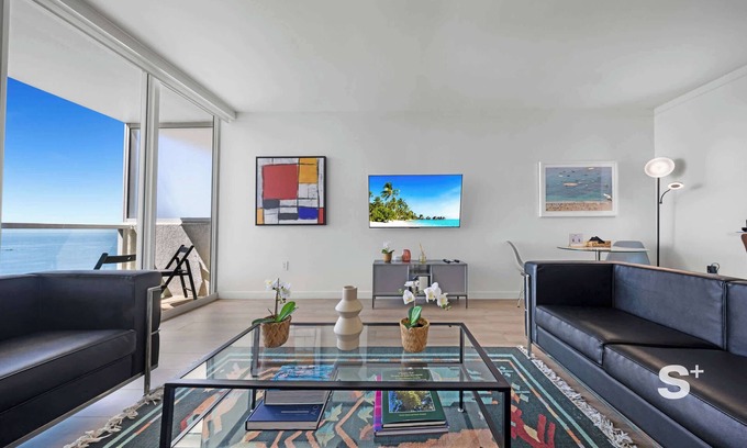 Coconut Grove Apartment | Modern 1-BD Arya Condo | Pool & Parking