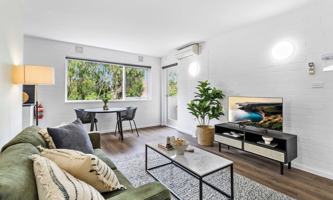 Parkville Apartment | Modern 1-Bed Apartment with Cosy Balcony