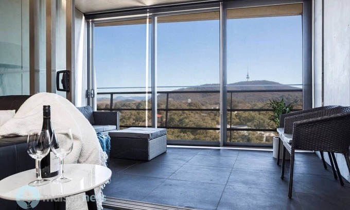 City West Apartment | Modern 1 Bedroom Apt With Parking, Walk to ANU