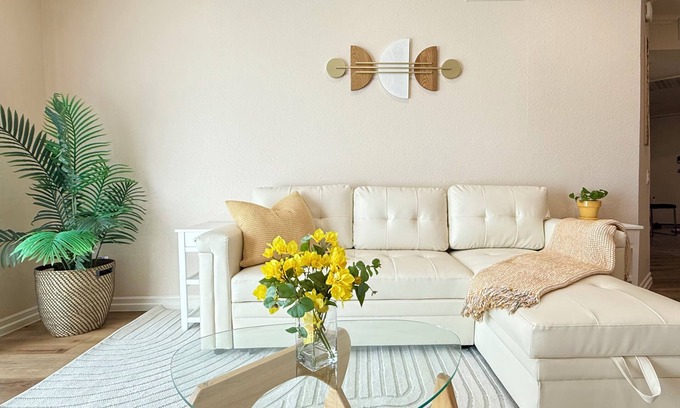 Sherman Oaks Condo | Modern 1-Bedroom LA Condo with 2 Parking Spaces - Prime Sherman Oaks Location