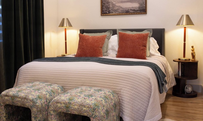 Central Point House | Modern 1 BR Guest House in Central Point, OR. Your ideal Southern Oregon stopover! Features AC, full kitchen, W/D, and dedicated workspace. Quick and convenient access to I-5 and local attractions.