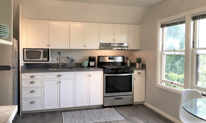 West Alameda Apartment | Modern 1bdrm retreat + private balcony sleeps 4