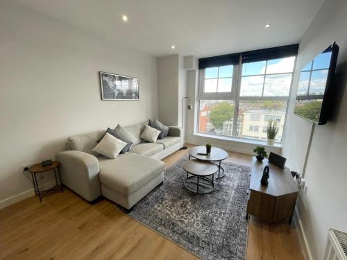 Potters Bar Apartment | Modern 1BR Above Train to Kings Cross