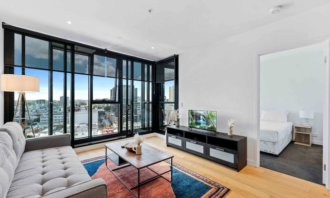 Fortitude Valley Apartment | Modern 1BR Apt with Gym Pool & Wifi