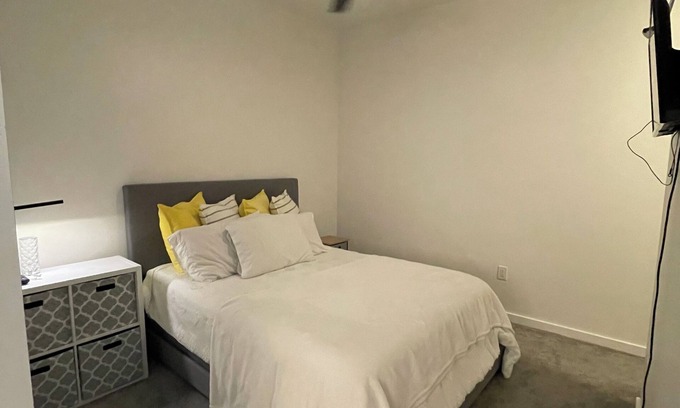 East Downtown Houston Apartment | Modern 1BR EaDo Gym, Pilates, Pool & Roof Lounge