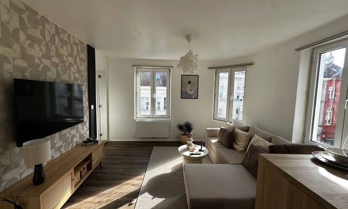 Patershol Apartment | Modern 1BR plus LR Apt Near Gravensteen