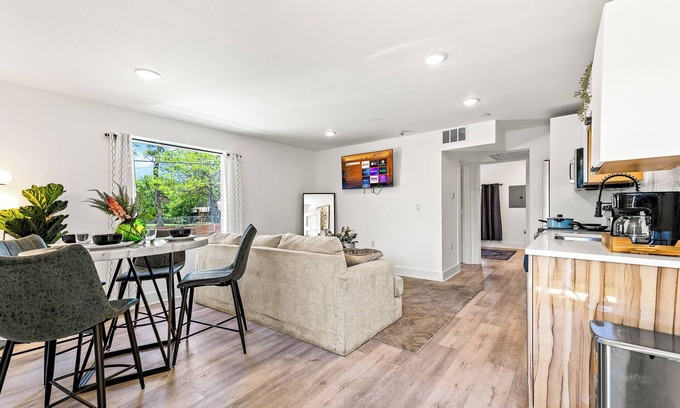 Old East Dallas Apartment | Modern 1BR Retreat, Near Downtown Dallas + Parking
