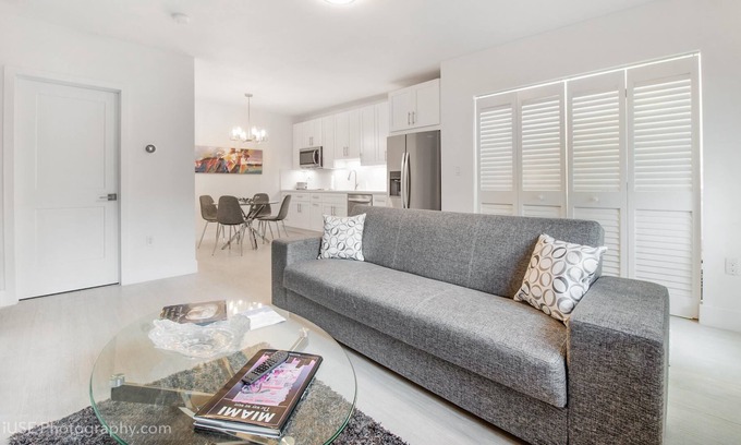 Coral Gables House | Modern 2 BDRM Unit with Parking in High Pines