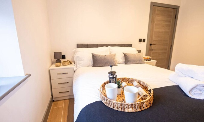 West Finchley Apartment | Modern 2-Bed, 2-Bath London Flat