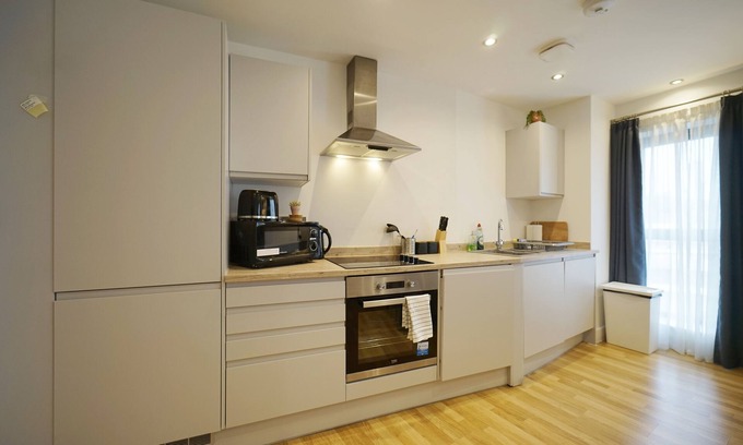 Leeds Apartment | Modern 2 Bed Apartment W/Juliet Balcony - DHB Stays