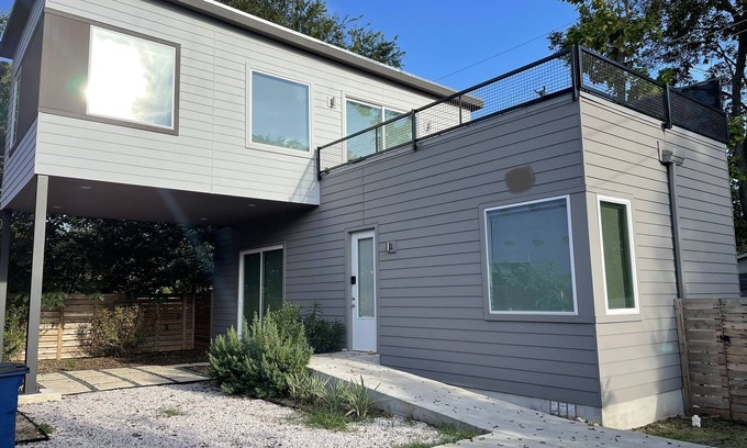 South Manchaca House | Modern 2 bed/bath home in South Austin, 10 minute drive to DT and Airport