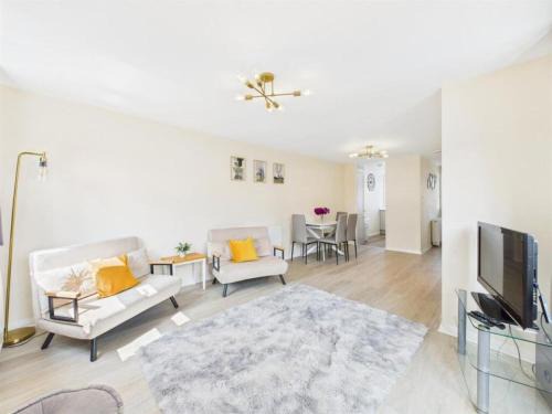 Calne House | MODERN 2 BED BUNGALOW SLEEPS 4 Pet friendly