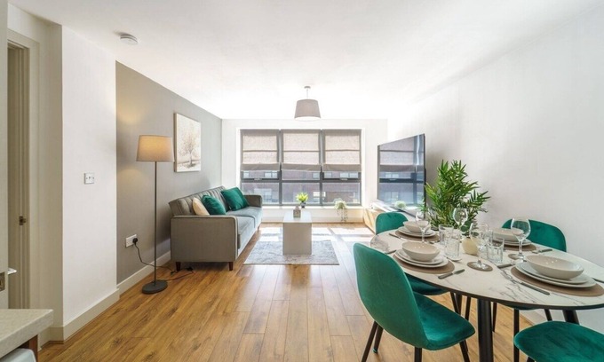 Swindon Apartment | Modern 2-bed central Swindon flat, 1 free parking