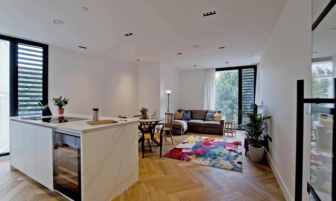 Earl's Court Apartment | Modern 2-Bed in Prime Kensington + Balcony