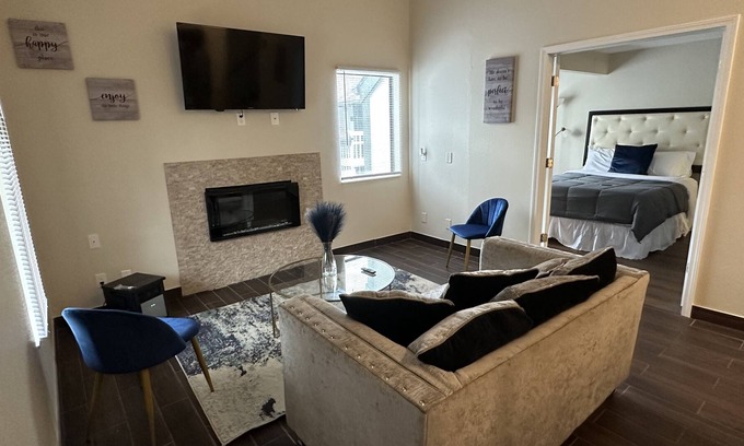 Southfield Apartment | Modern 2 Bedroom 2 Bathroom Loft Near All Major Freeways
