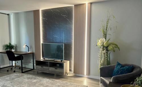 Kitchener Apartment | Modern 2 bedroom, 2 king beds, close to Hwy