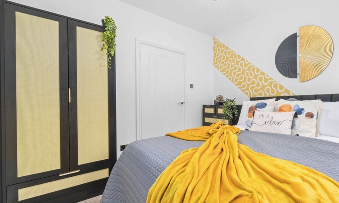 Coatbridge Apartment | Modern 2 bedroom apartment with parking and wifi.