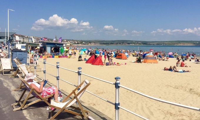 Weymouth House | Modern 2 bedroom caravan. Disabled friendly with wetroom & fab sun deck.