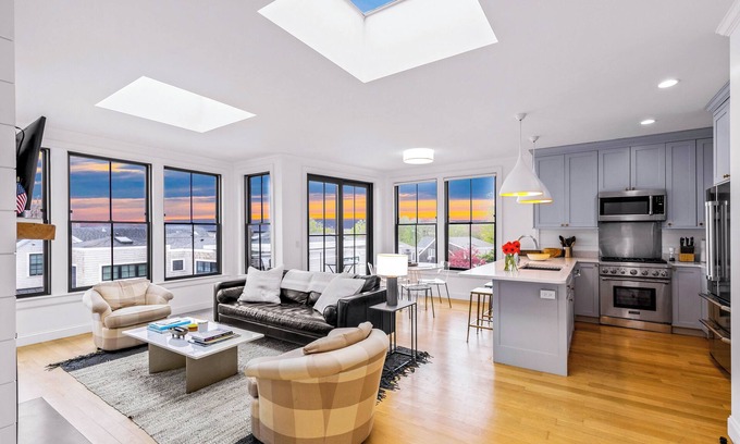 Provincetown House | 🏳️‍🌈 Modern 2-Bedroom East End Condo 🚗 2 Car Parking 😎 Steps from the Beach