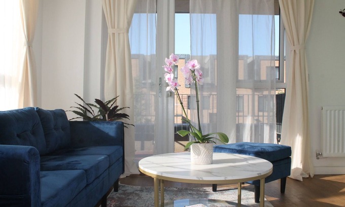 London Borough of Hounslow Apartment | Modern 2-Bedroom Flat with Balcony