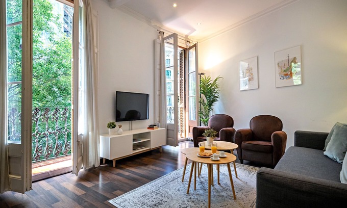 L'Antiga Esquerra de l'Eixample Apartment | Modern 2 bedroom near Diagonal metro