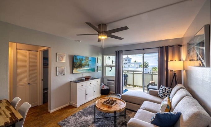 Historic Kailua Village Apartment | Modern 2 Bedroom w/AC + Ocean View, Downtown