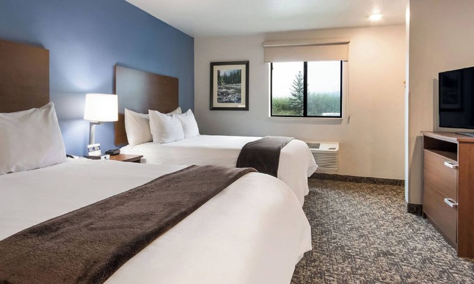 Gleneagle House | Modern 2 Pet-Friendly Rooms w/Full Kitchen near Pikes Peak