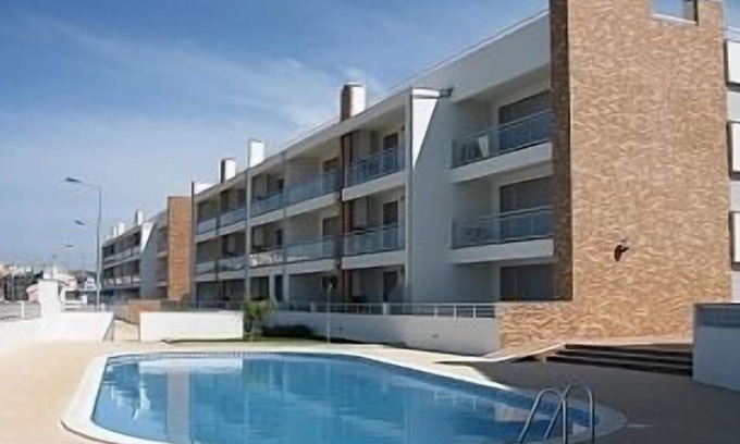 Sao Martinho do Porto Apartment | Modern 2 bed apartment with balcony, built in bbq, "FREE WI-FI" & communal pool