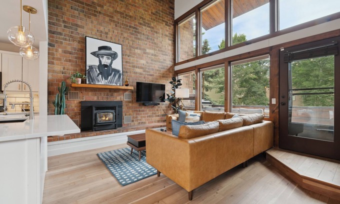 Eagle-Vail Condo | Modern 2B/2B Condo in Prime Eagle-Vail Location; golf course, pool, tennis!