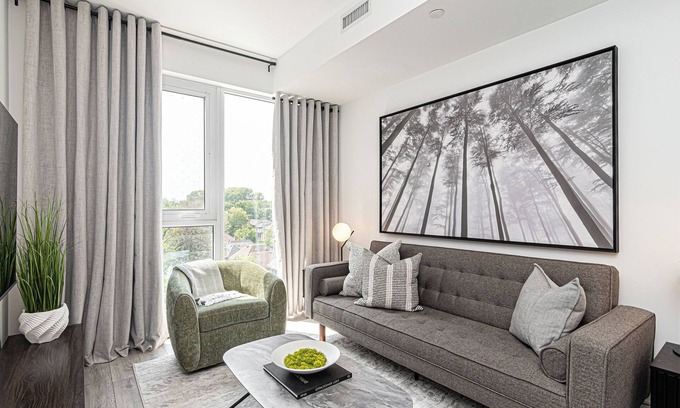 Forest Hill South Condo | Modern 2bdr+ 2bath with free parking in luxurious Forest Hill neighbourhood!
