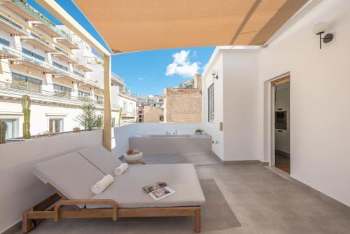 Plaka Apartment | Modern 2BDR Flat w Hot Tub & Big Terrace in Plaka