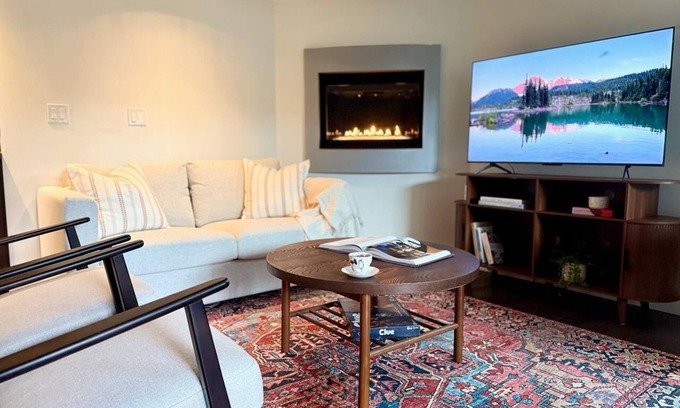 West Vancouver House | Modern 2BR/2BA Suite close to City, Sea and Ski Hills.