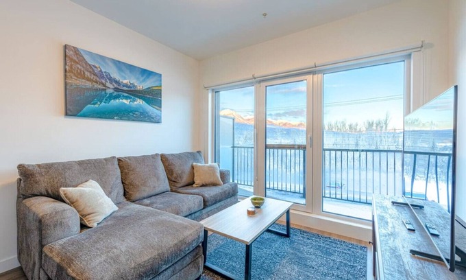 Golden Condo | Modern 2BR Condo w/Mts. View