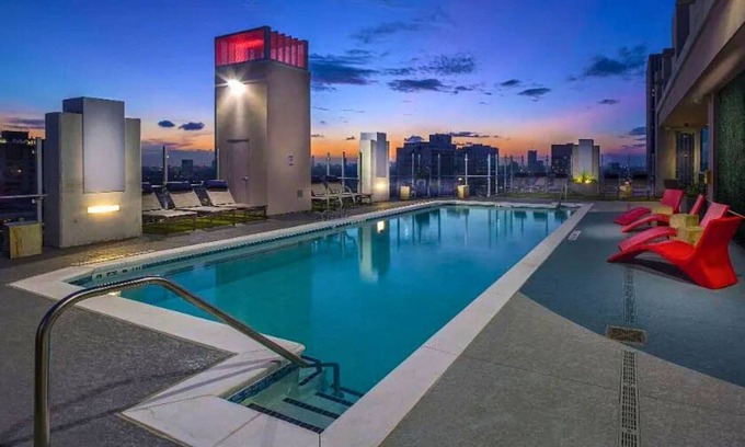 Central Business District Condo | Modern 2BR Downtown Houston High-Rise w/Skyline Views, Rooftop Pool & 24h Gym