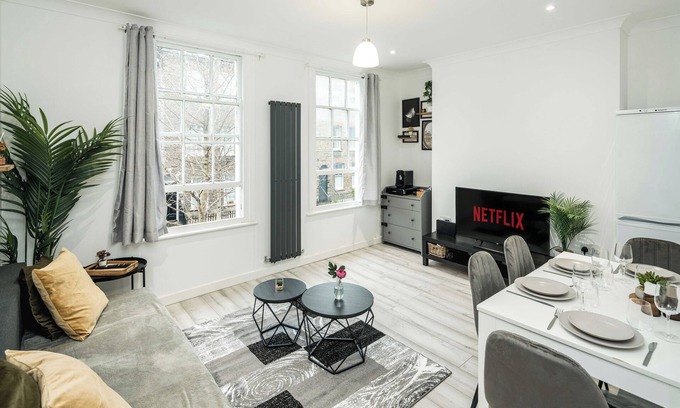 Whitechapel Apartment | Modern 2BR Flat - 7 Min to WhiteChapel Station