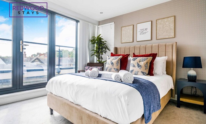 Camberley Apartment | Modern 2BR in Surrey | Pet-Friendly, WiFi, Parking