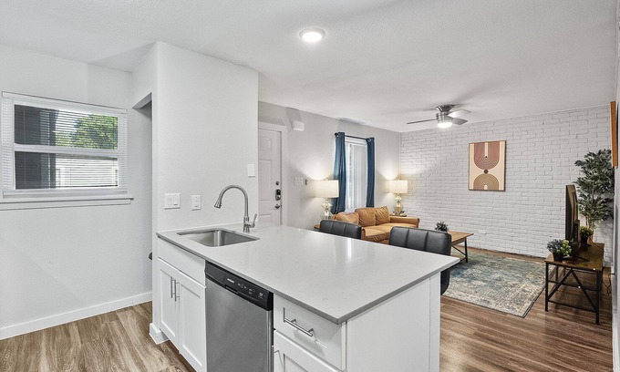 Hyde Park Apartment | Modern 2BR Near UT | Hyde Park | Evonify 7923