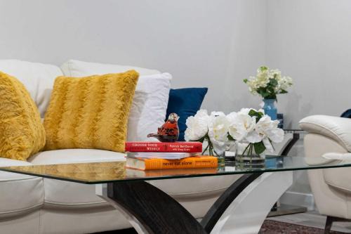 Evanston House | Modern 2BR Private Suite NW Near Airport & Amazing Shopping! Free Banff Pass, Netflix, Parking!