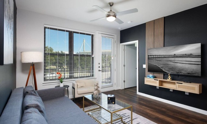 Southtown Apartment | Modern 2BR Retreat w Gym&Parking Near Rvrwalk&Dome
