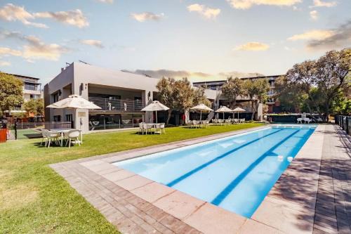 Kareeberg Apartment | Modern 3-Bed Apartment Perfect for Family & Groups