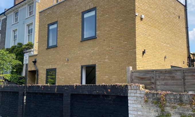 Brixton House | Modern 3-Bed Contemporary Home with Outdoor Dining – Walk to Park & Market!