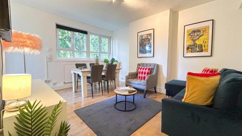 Woodberry Down Apartment | Modern 3-bed flat with Private Balcony near Finsbury Park , Harringay , Emirates Stadium