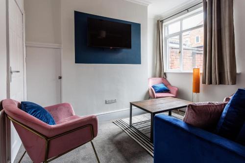 Darlington House | Modern 3-Bed Home for Groups Sleeps Up to 8