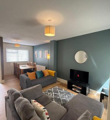 Southsea House | Modern 3 Bed House in Southsea, Sleeps 6 with Garden & Parking