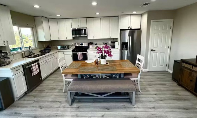 Linda Vista House | Modern 3-bed Hub resort/ping pong & pool table. Game room